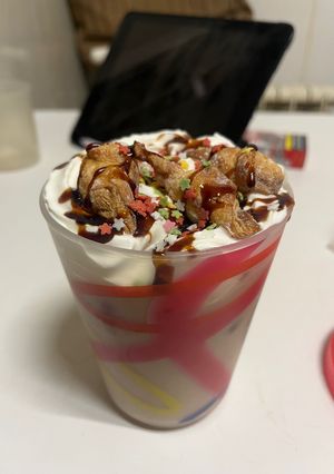 Una foto de Cappuccino caramelo con topping