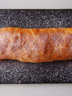 Una foto de Strudel o Apfelstrudel