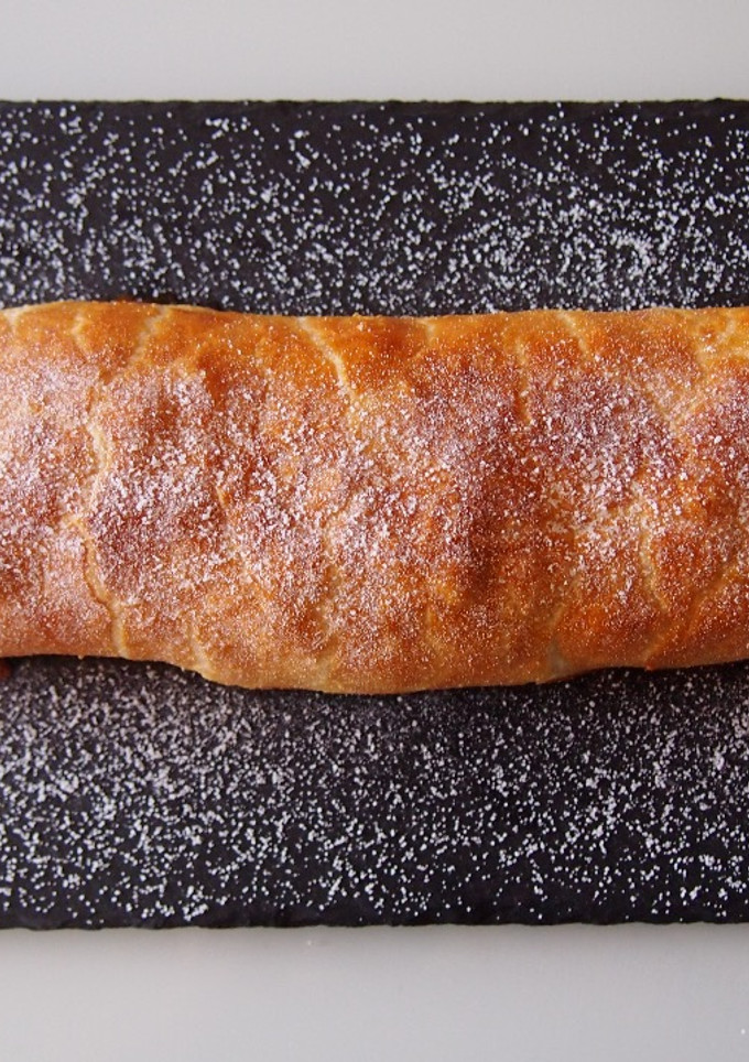 Una foto de Strudel o Apfelstrudel