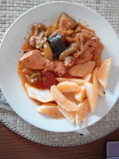 Una foto de Pollo encebollado con pimiento y calabacín
