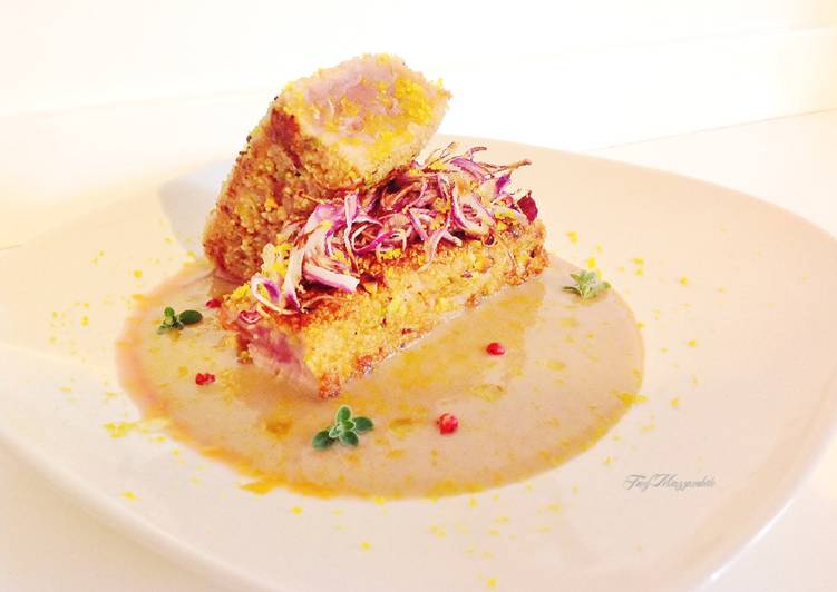 Tataki di tonno in crosta di cous cous e pistacchi, salsa di pane di segala e bottarga