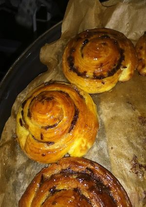 Une photo de Pain suisse chocolat et raisins secs saveurs orientale