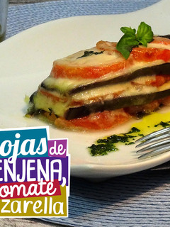 Una foto de Milhojas de tomate, mozzarella y berenjena