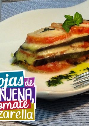 Una foto de Milhojas de tomate, mozzarella y berenjena