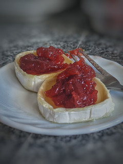 Una foto de Queso de cabra con mermelada de fresa (¡tapa rápida!)