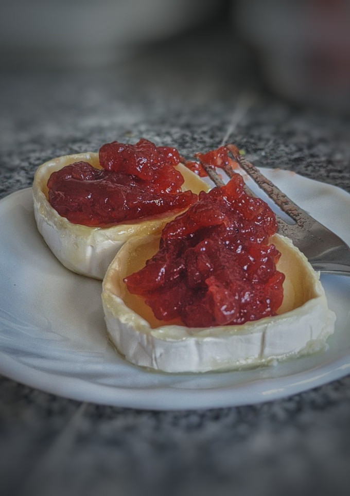 Una foto de Queso de cabra con mermelada de fresa (¡tapa rápida!)