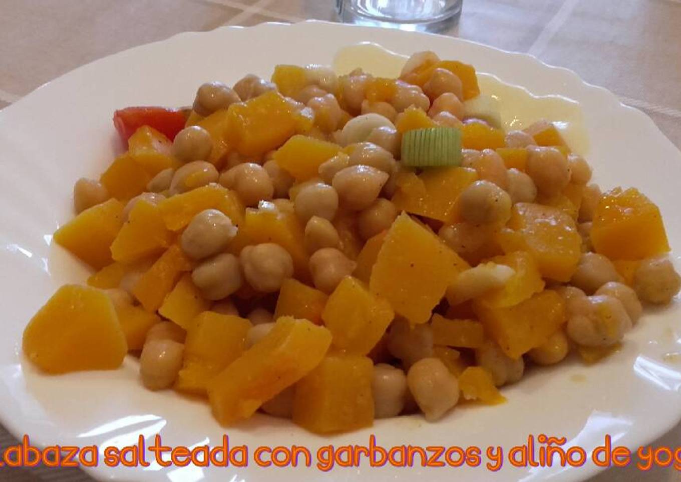 Calabaza salteada con garbanzos y aliño de yogur*