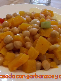 Una foto de Calabaza salteada con garbanzos y aliño de yogur*