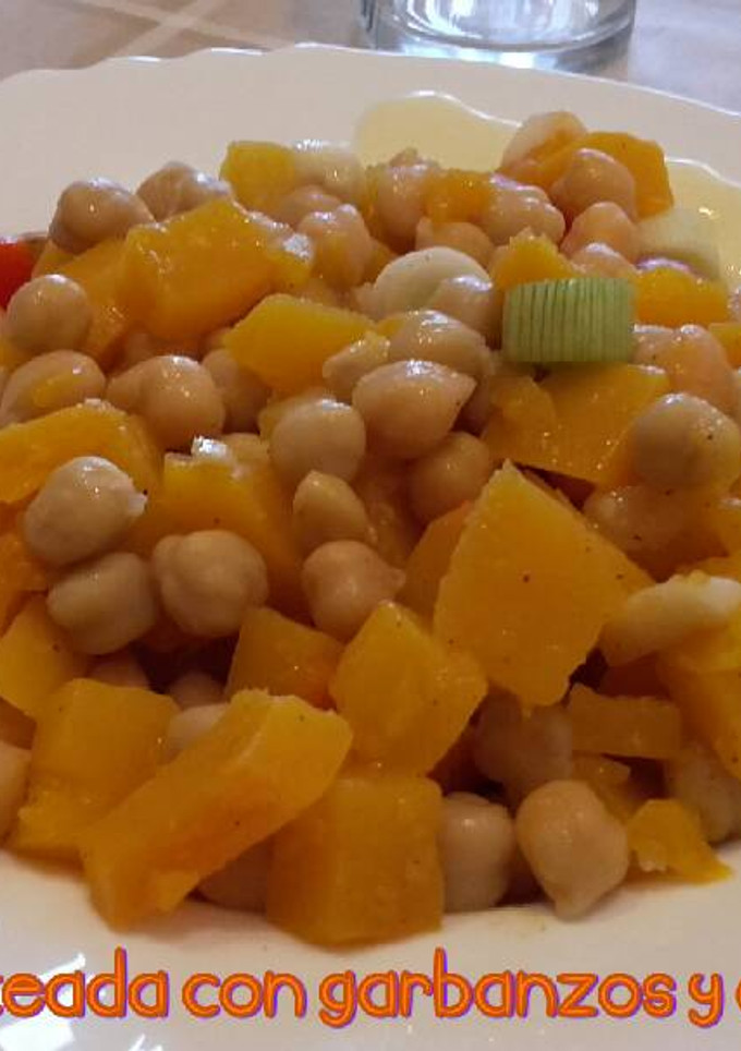 Una foto de Calabaza salteada con garbanzos y aliño de yogur*