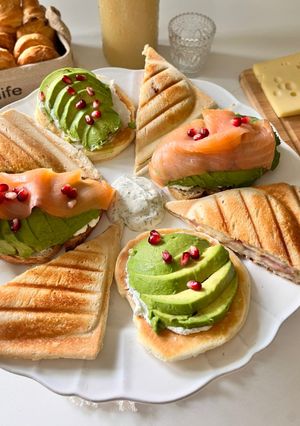 Une photo de Avocado toast pancakes et croque monsieur brunch