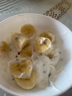 Una foto de Merienda saludable de yogur y plátano