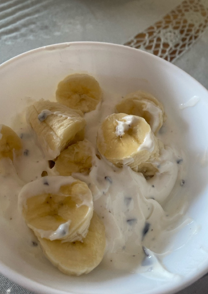 Una foto de Merienda saludable de yogur y plátano