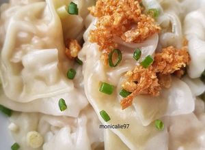 Foto resep Pangsit Kuah (Wonton Soup) dan Bakso goreng