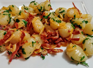Una foto de ÑOQUIS🍝al Burro, con Perejil🌿al Ajillo...!