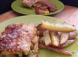 Una foto de Guiso de zapallo italiano y queso rallado con papas rústicas