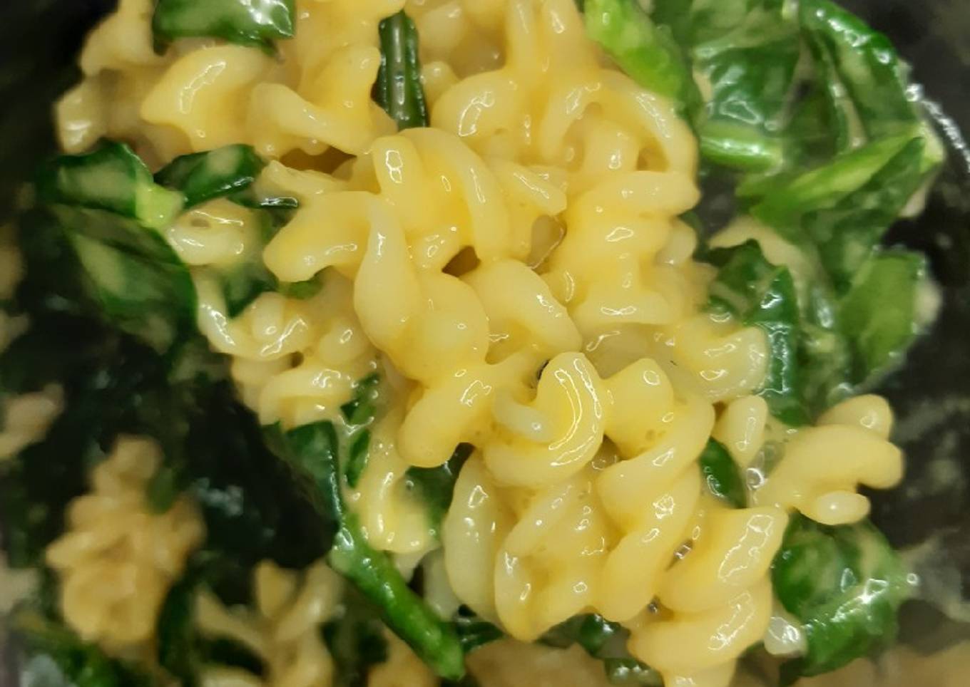 Pasta con salsa de queso y espinacas usando