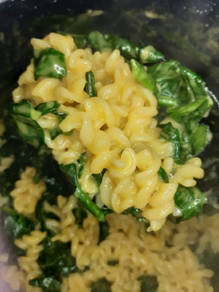Una foto de Pasta con salsa de queso y espinacas usando