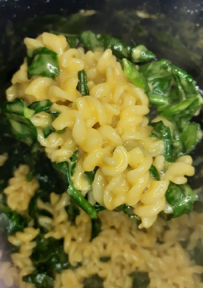 Una foto de Pasta con salsa de queso y espinacas usando