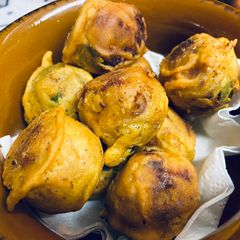 A picture of Aloo bonda (fried potato balls).
