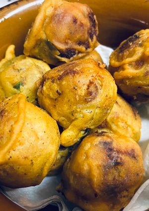 A picture of Aloo bonda (fried potato balls).
