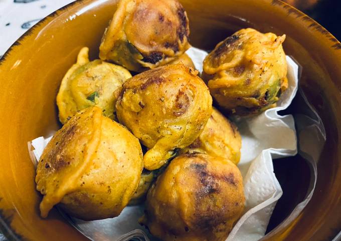 Aloo bonda (fried potato balls)