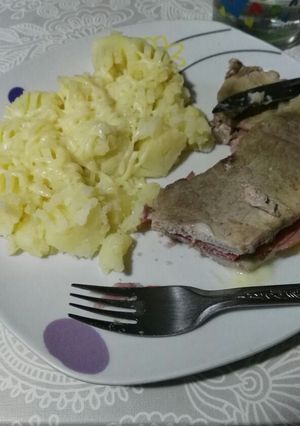 Una foto de Lomo de magro de cerdo con puré de patatas