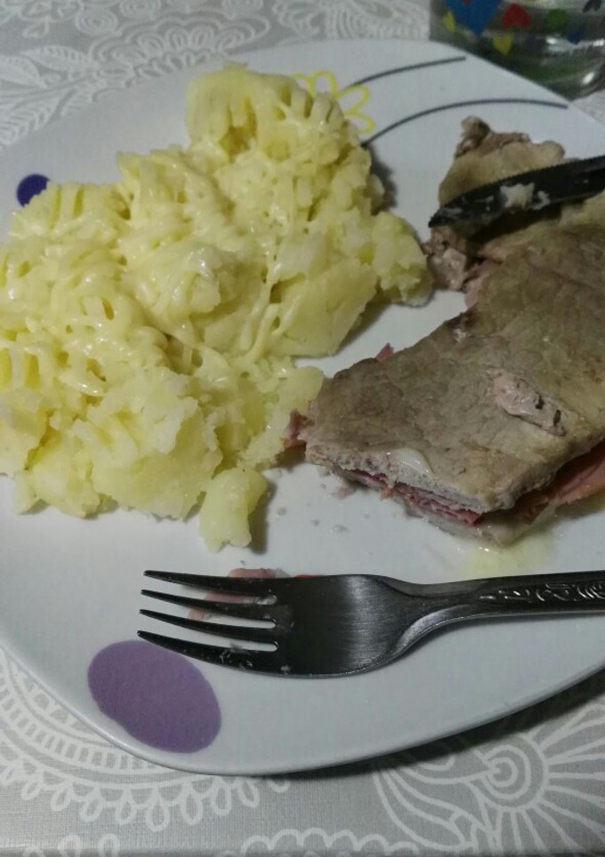 Una foto de Lomo de magro de cerdo con puré de patatas