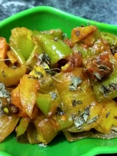 आलू शिमला मिर्च की सब्जी (Aloo shimla mirch ki sabzi recipe in hindi) रेसिपी मुख्य फोटो