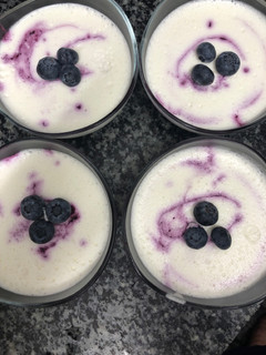Una foto de 328. Mousse ligera de arándanos y yogurt (postre)
