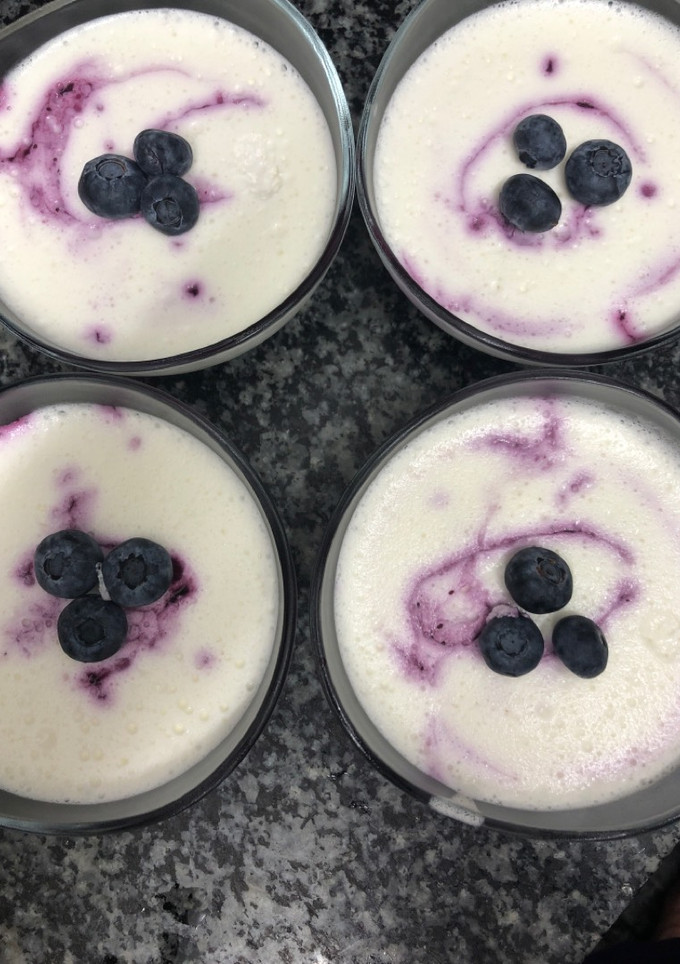 Una foto de 328. Mousse ligera de arándanos y yogurt (postre)