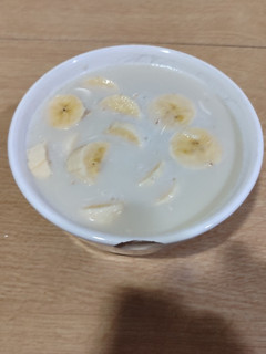 Una foto de Porridge de avena, plátano y pasas