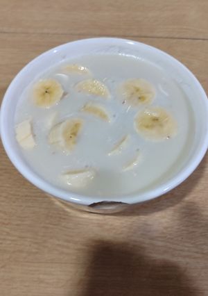 Una foto de Porridge de avena, plátano y pasas
