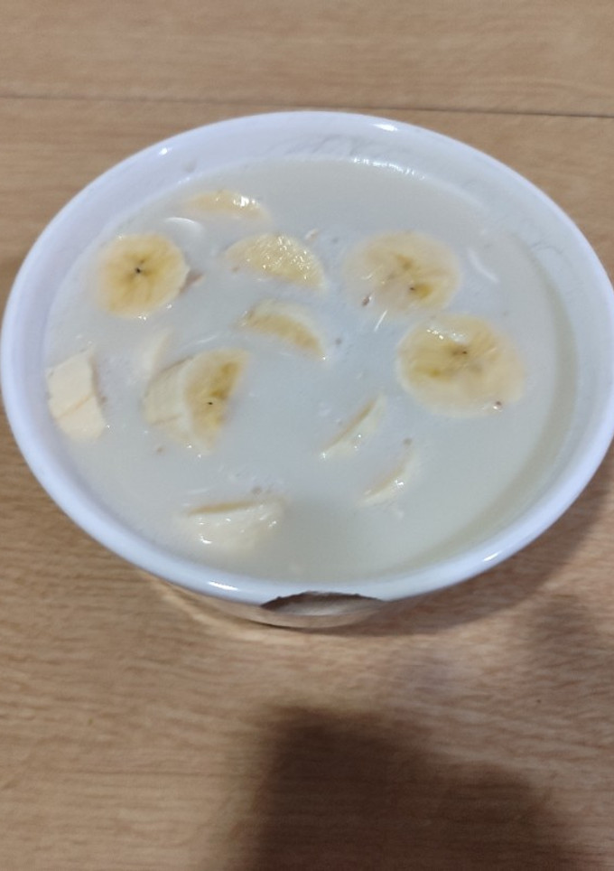 Una foto de Porridge de avena, plátano y pasas