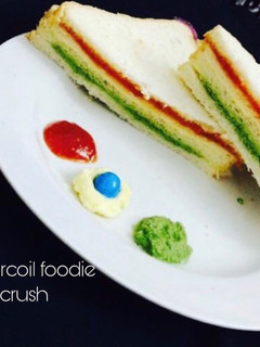 ஸ்வீட் அன்ட் ஸ்பைசி ட்ரை கலர் சாண்ட்விச் (Sweet and Spicy Tricolour Sandwich) செய்முறை முக்கிய புகைப்படம்