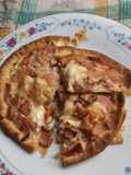Tarta con tomate, jamón y queso