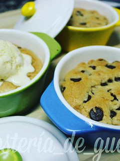 Foto principal de Cazuelitas de galletas con chips de peanut butter y de chocolate