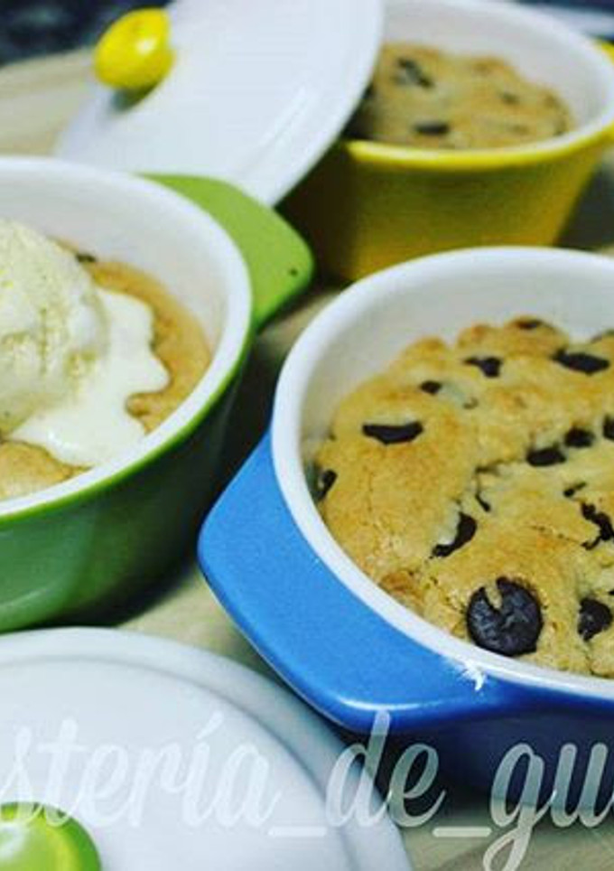 Una foto de Cazuelitas de galletas con chips de peanut butter y de chocolate