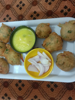 મેથીના ગોટા અને બેસનની ચટણી(Methi pakoda & besan chatney recipe in Gujarati) રેસીપી મુખ્ય ફોટો