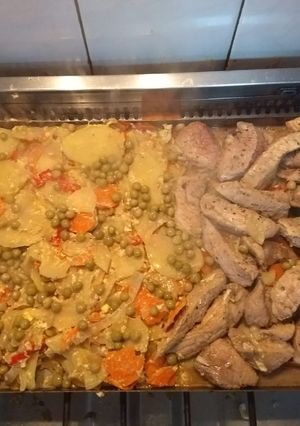 Una foto de Cerdo a la plancheta con papas criollas