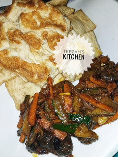 A picture of Fried yam and egg with kidney sauce.