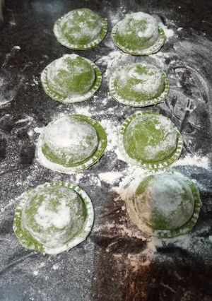 Una foto de Sorrentinos de espinaca, relleno de pollo, espinaca