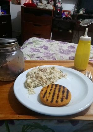 Una foto de Arroz variado con hamburguesa de pescado