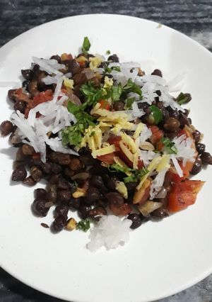 A picture of Chana Chaat (Chickpea Chaat).