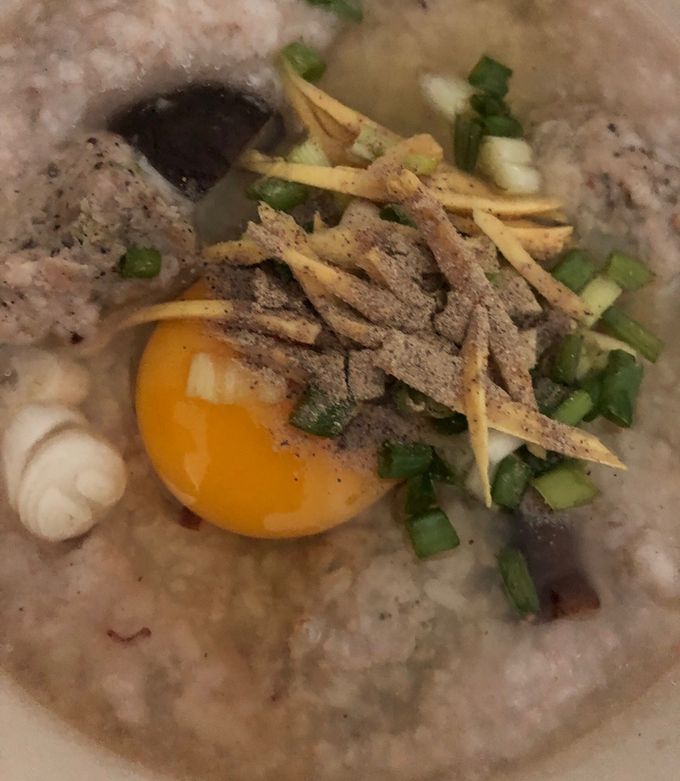 รูปของ โจ๊กหมูเห็ดหอมใส่ไข่ (Pork Balls and Shitake Mushrooms Congee with Egg)