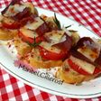 Canapés de pan de aceitunas, tomate, queso y mojama de atún
