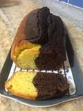 Budín bicolor de chocolate y limón a la crema con polvo de postre