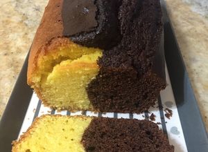 Una foto de Budín bicolor de chocolate y limón a la crema con polvo de postre