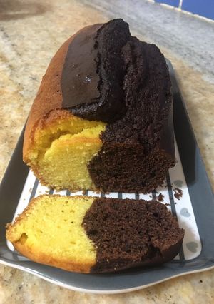 Una foto de Budín bicolor de chocolate y limón a la crema con polvo de postre