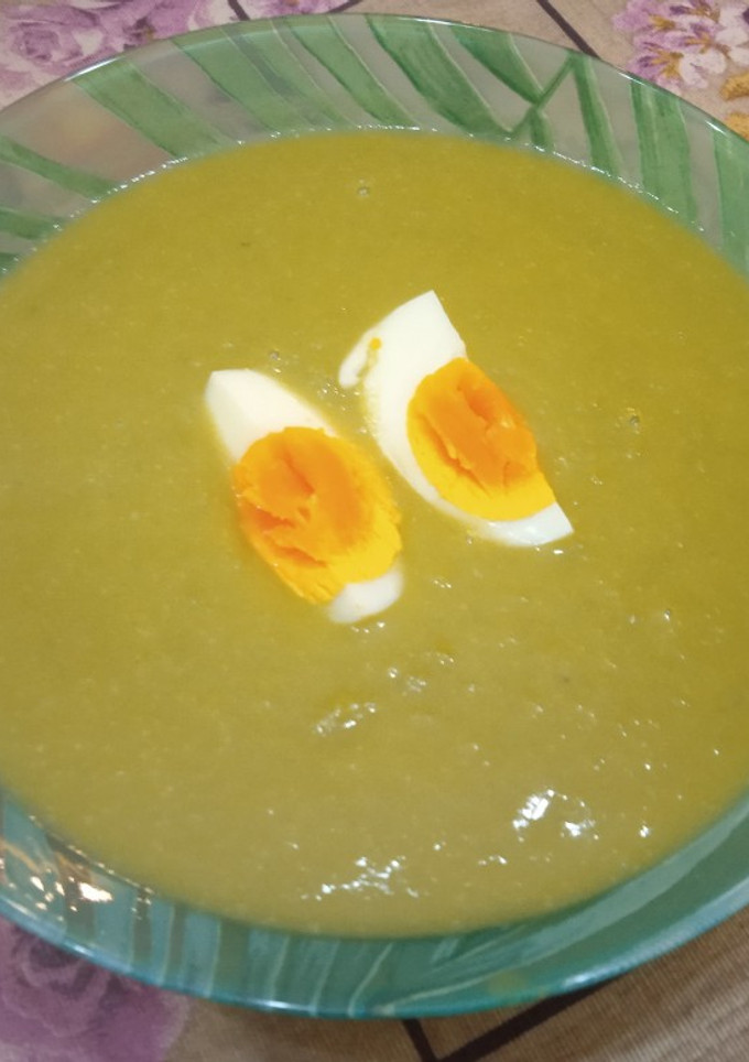 Una foto de Crema de guisantes y puerros con huevo