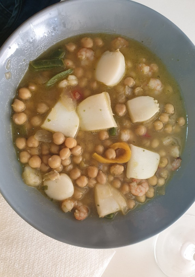 Una foto de Potaje marinero de garbanzos